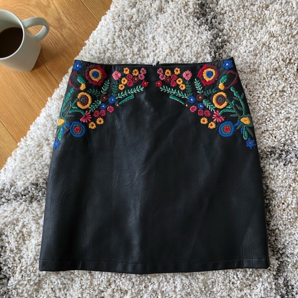 ✨MOVING SALE✨ Zara embroidered floral skirt - Picture 7 of 8